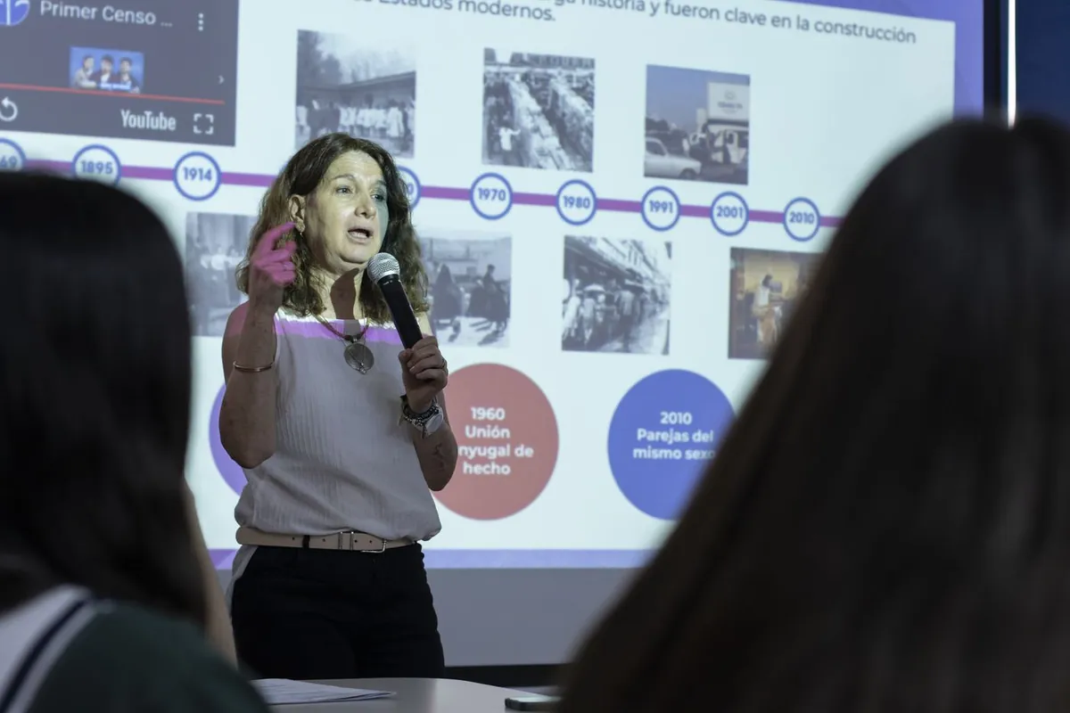 Laura Rodríguez, del equipo de Gen+ Igualdad, capacitando sobre historia de las políticas de género
